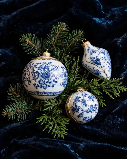 Holiday porcelain ornament display